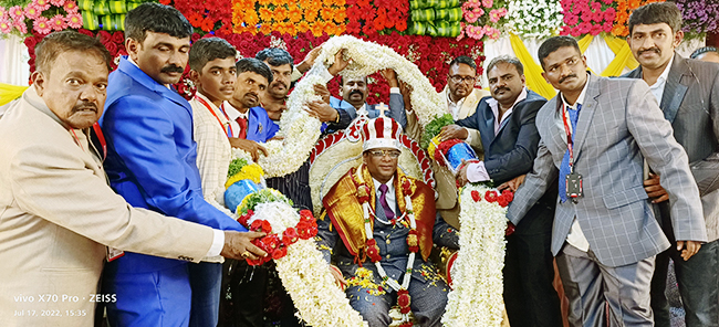 Large gathering join in celebrating the Birthday 2022 of Bro Andrew Richard with grandnuer at Prayer Centre, Budigere in Bangalore on July 17th along with large devotees and members of Grace Ministry.